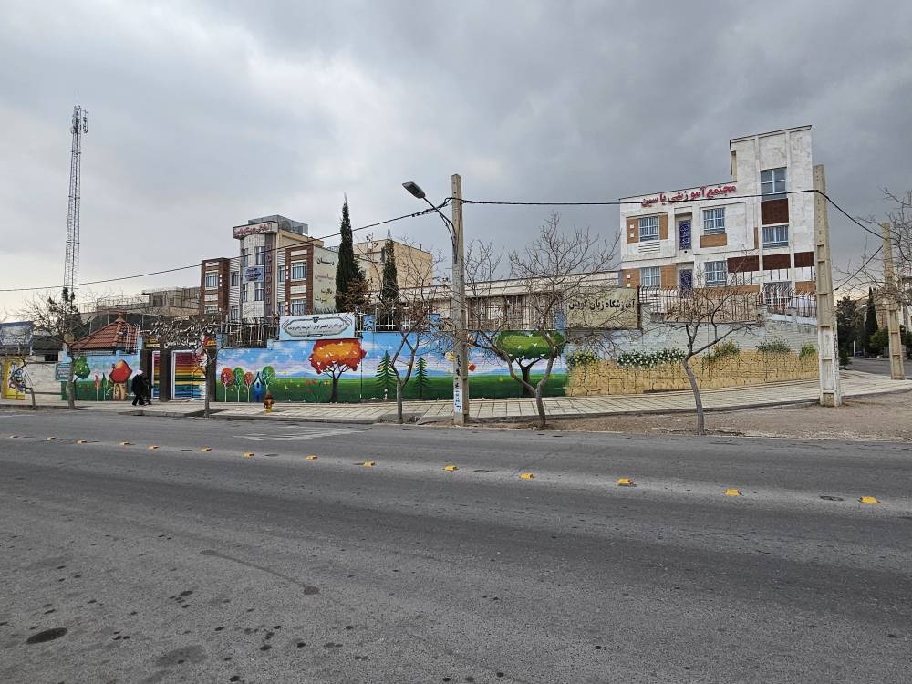 محوطه بیرونی مدرسه یاسین
